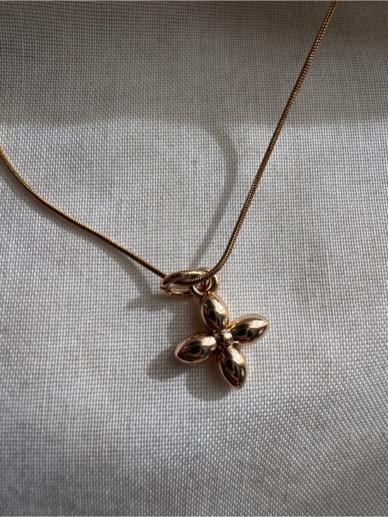 Louis Vuitton Jewelry - Louis Vuitton Gold Four-Petal Flower Pendant Necklace
